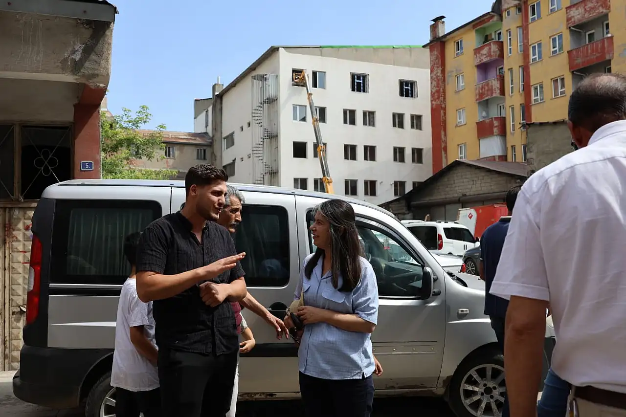 Ağrı'da belediye ekipleri kentin birçok noktasında çalışmalarını sürdürüyor