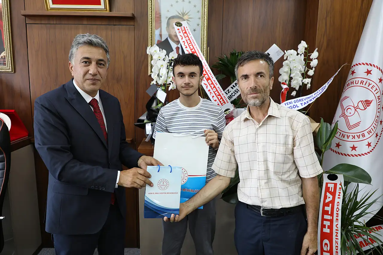 Ağrılı Semih Türkiye finalinde Kur'an tilavetiyle ikinci oldu