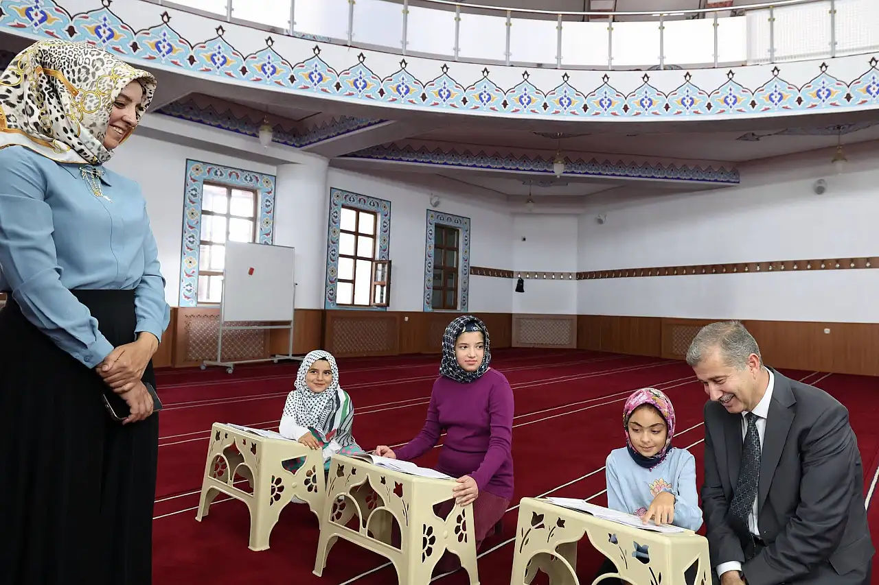 Rektör Gülçin Yaz Kur'an Kursu öğrencilerini ziyaret etti