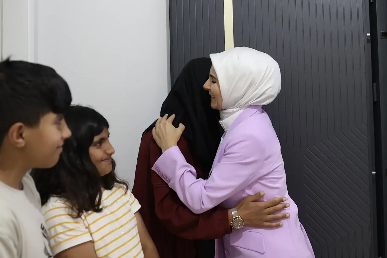 Bakan Göktaş Ağrı'da EVEK desteğiyle yeni evine kavuşan anneye konuk oldu