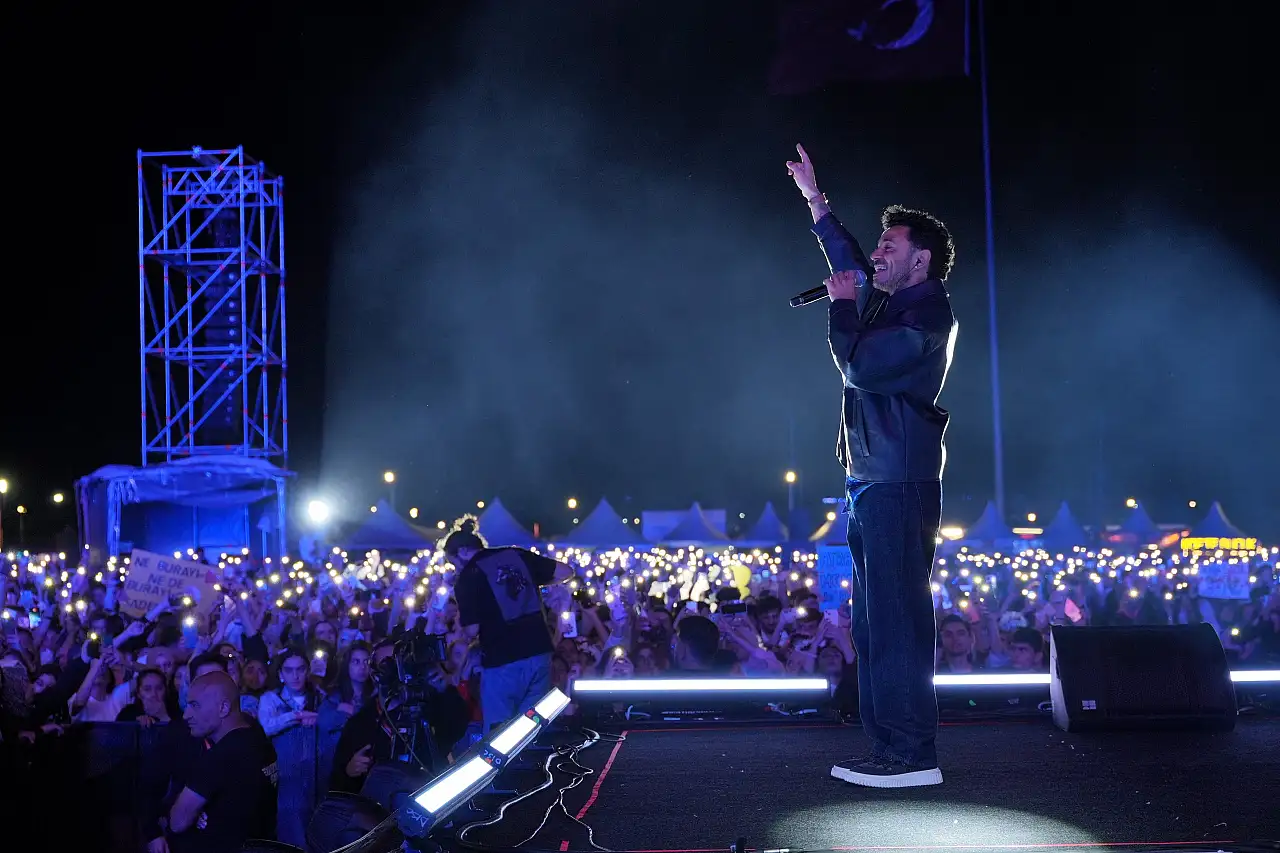 Buray Erzurum'da sevilen şarkılarını binlerce kişiyle söyledi