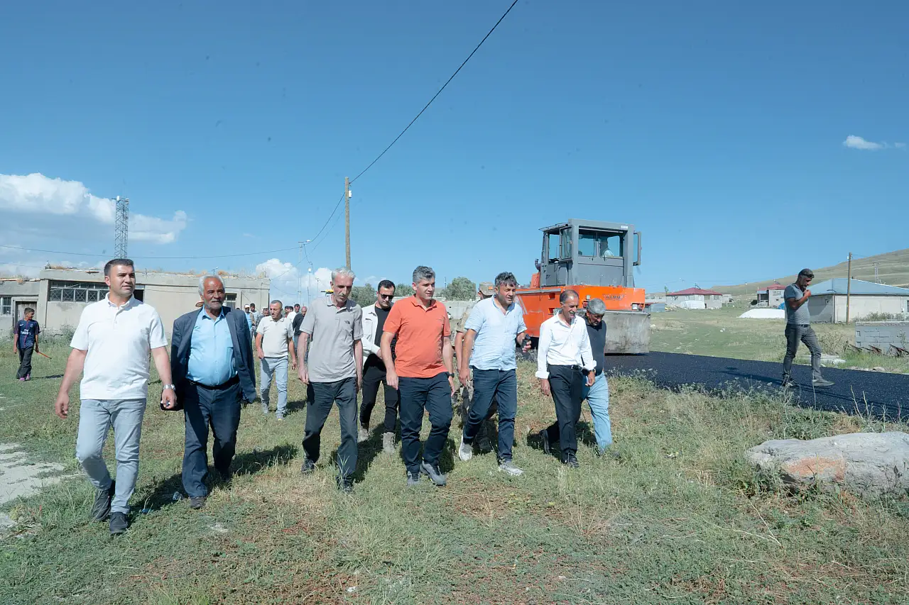 Diyadin'de 14 kilometrelik yolda asfalt çalışması başladı