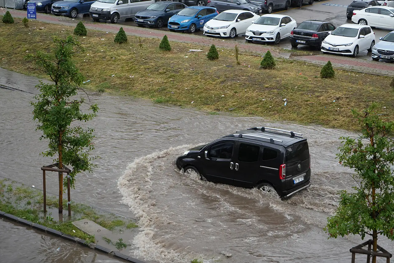 Erzurum'da sağanak hayatı olumsuz etkiledi