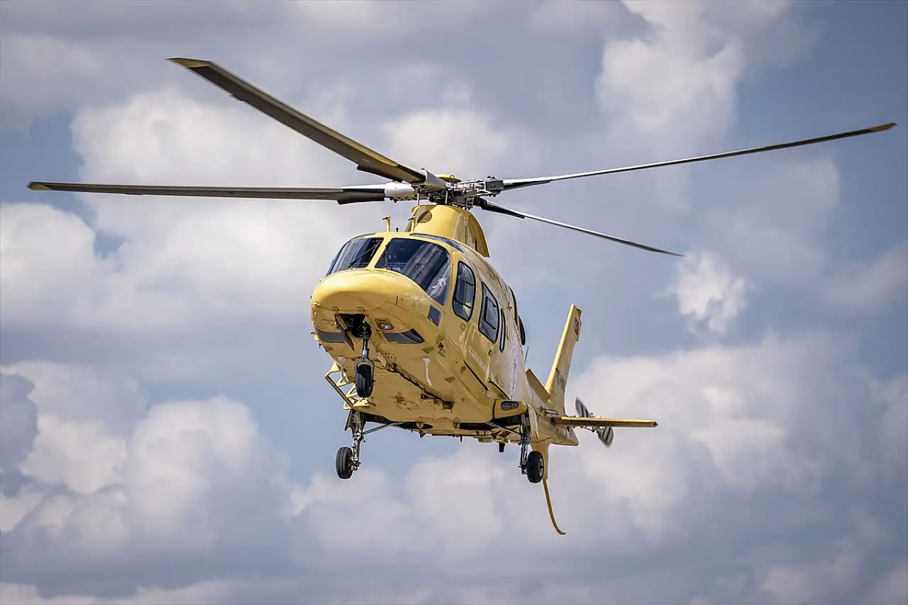 Erzurum'da traktörün altında kalan 19 yaşındaki genç helikopterle hastaneye sevk edildi
