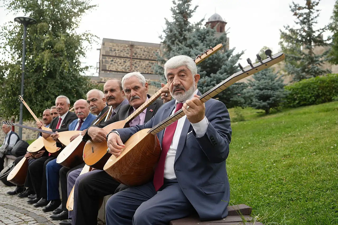 Erzurum Kalesi'nde aşıklar saz ve sözleriyle geceye damga vurdu