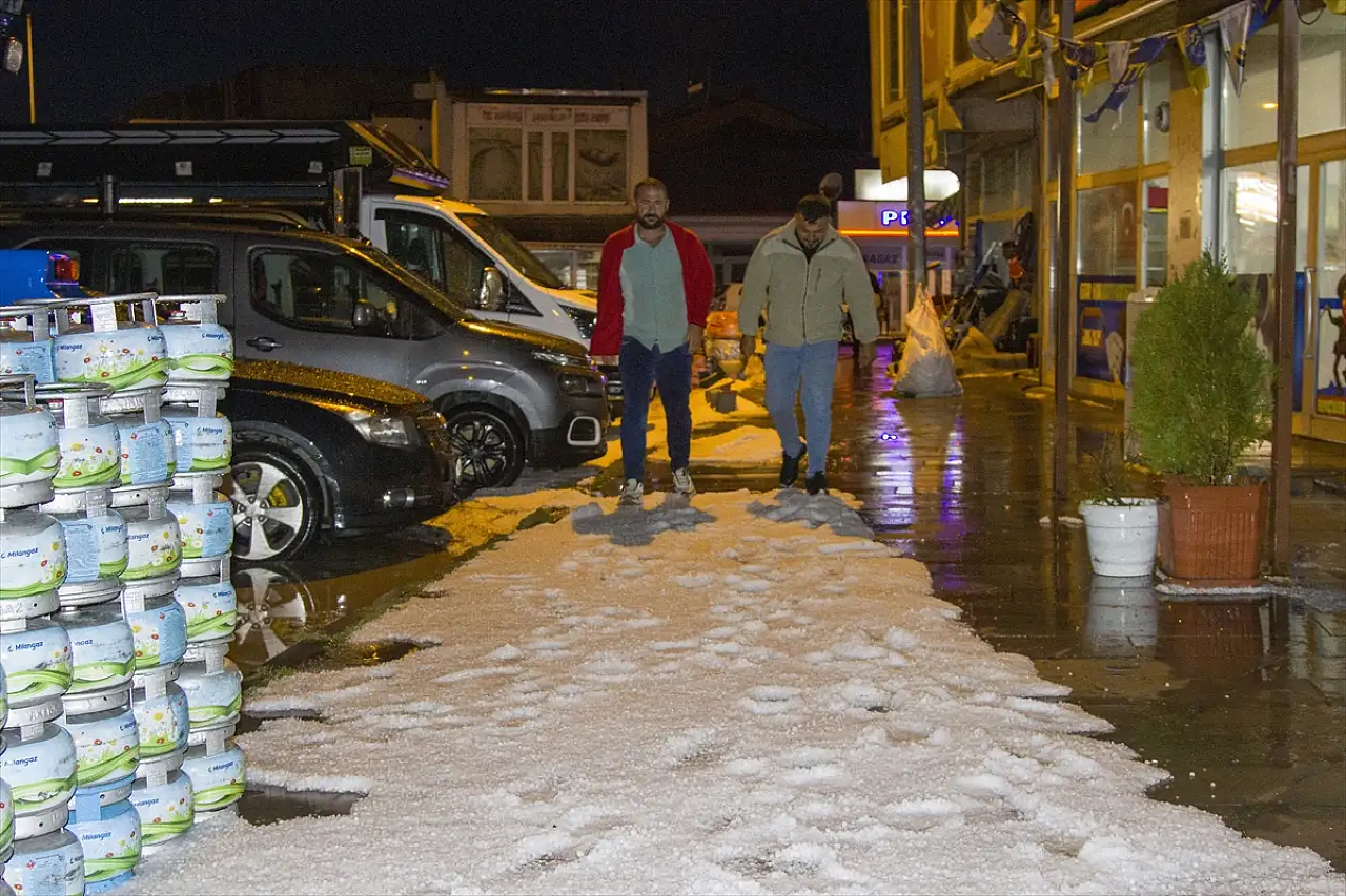 Kars'ta dolu ve sağanak hayatı felç etti: Dereler taştı, yollar su altında kaldı