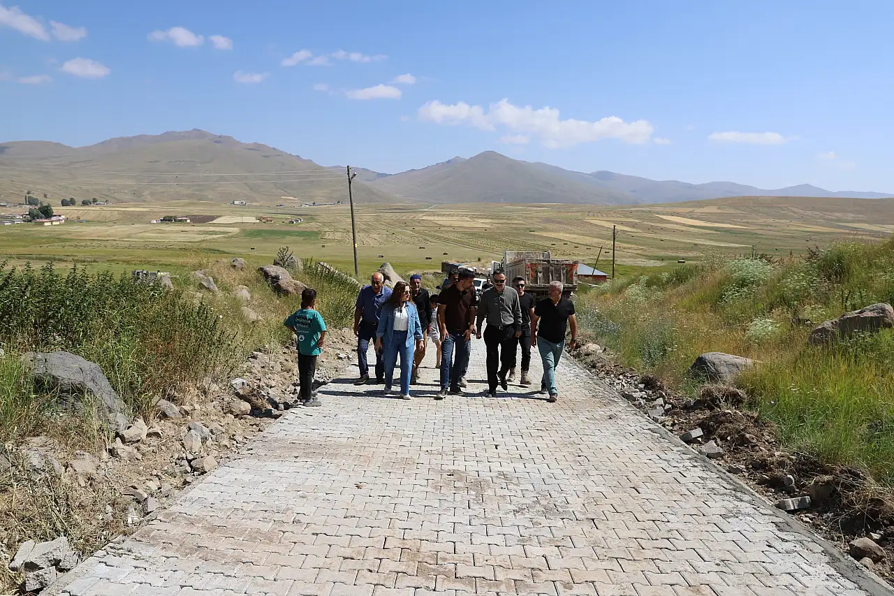 Kaymakam Ayvat Göksügüzel Köyü'ndeki yol çalışmalarını yerinde inceledi