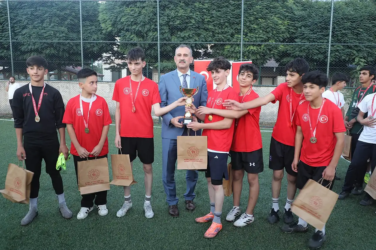 Millet Bahçesi'nin açılışında sporcular ödüllendirildi