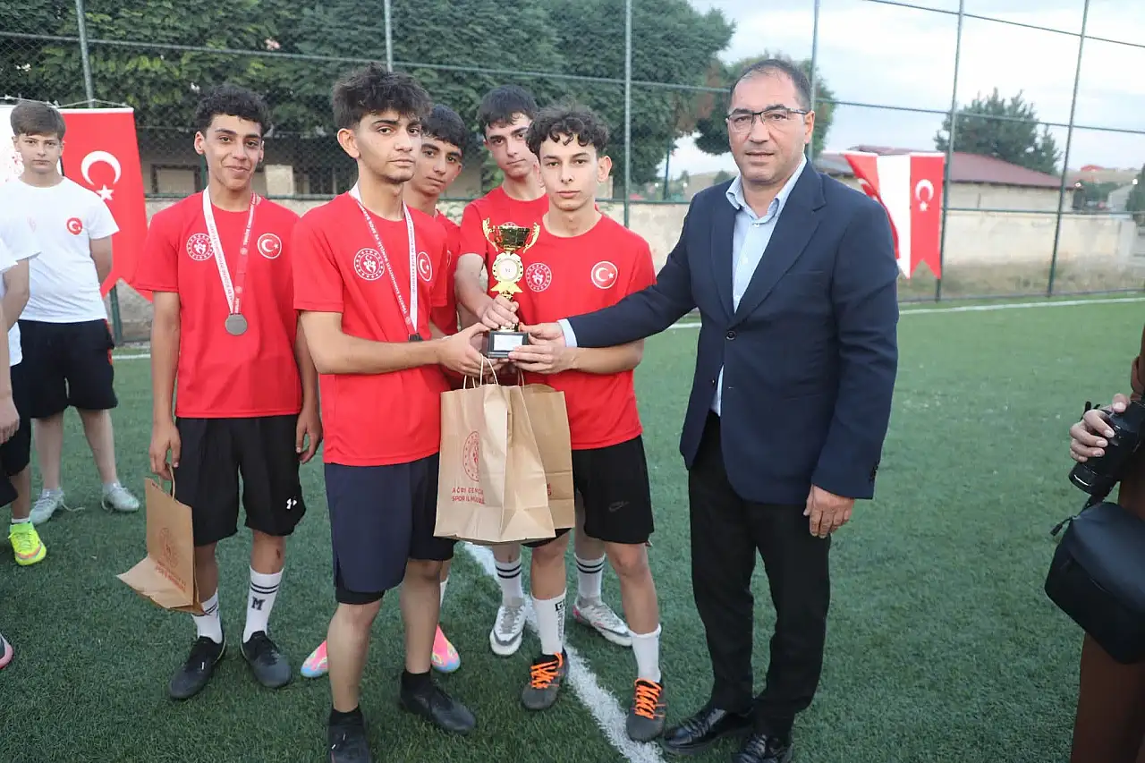 Millet Bahçesi'nin açılışında sporcular ödüllendirildi