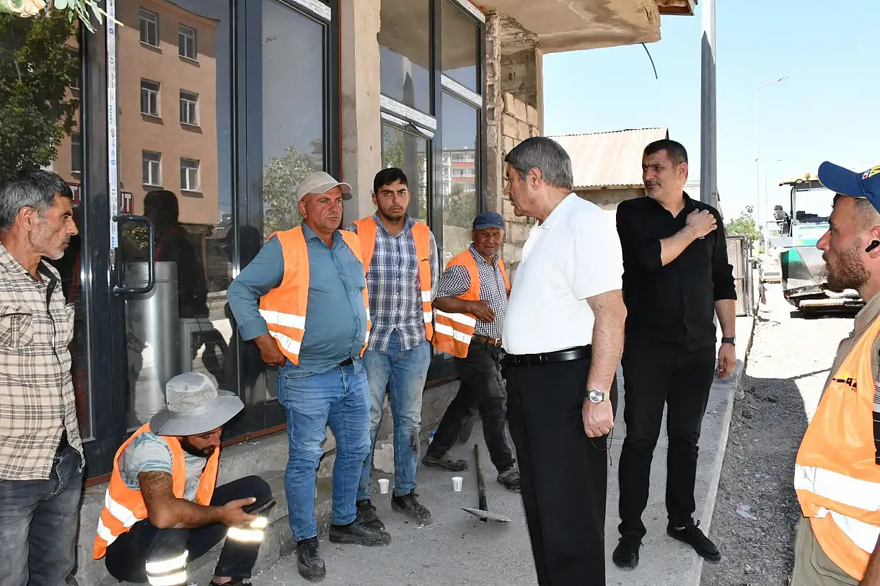 Patnos Cumhuriyet Caddesi sıcak asfalta hazırlanıyor