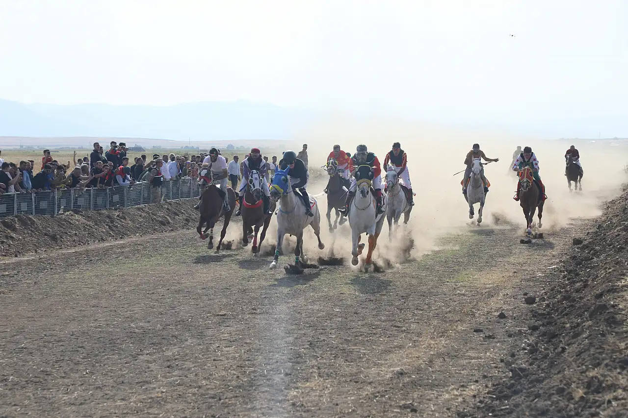 Türk Kızılay Ağrı, Mahallî At Yarışlarında vatandaşları yalnız bırakmadı