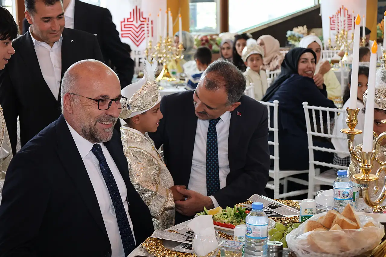 Vali Bozkurt çocukların sünnet şöleni heyecanına ortak oldu