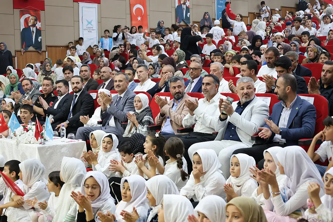 Vali Bozkurt gençlerin kapanış heyecanına ortak oldu
