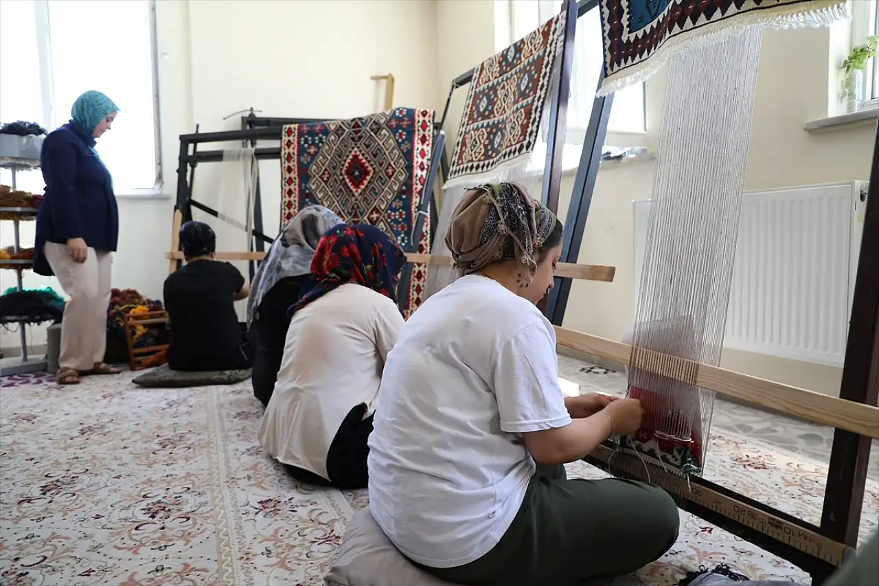 Van'ın asırlık kilim motifleri kadınların ellerinde yeniden hayat buluyor