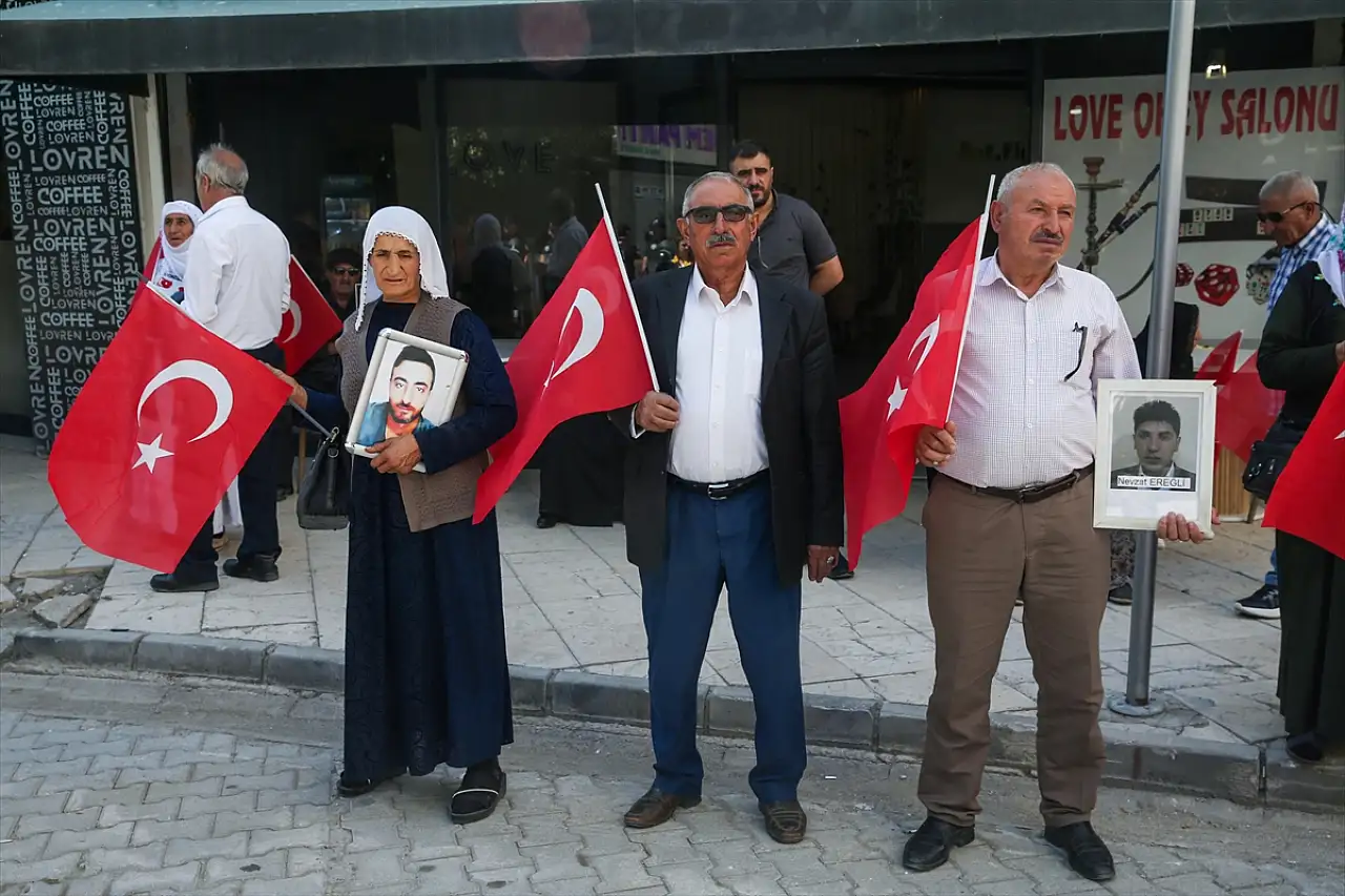 Vanlı ailelerin evlat nöbeti sürüyor: 'Çocuklarımızı istiyoruz'