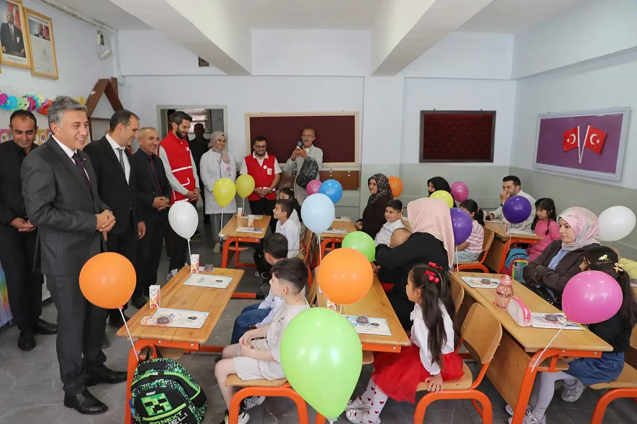 Ağrı'da miniklerin ilk okul heyecanına Kızılay ortak oldu