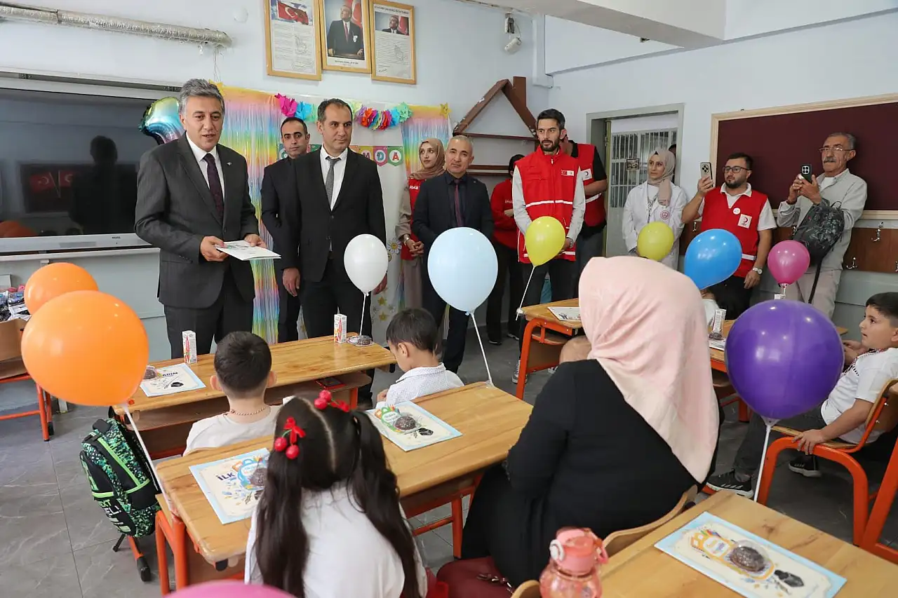 Ağrı'da miniklerin ilk okul heyecanına Kızılay ortak oldu