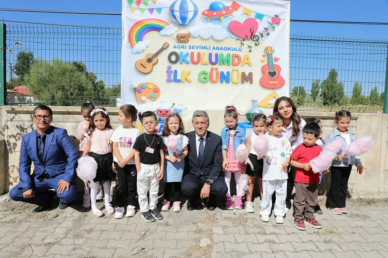 Ağrı'da miniklerin okul heyecanına Çakan da ortak oldu
