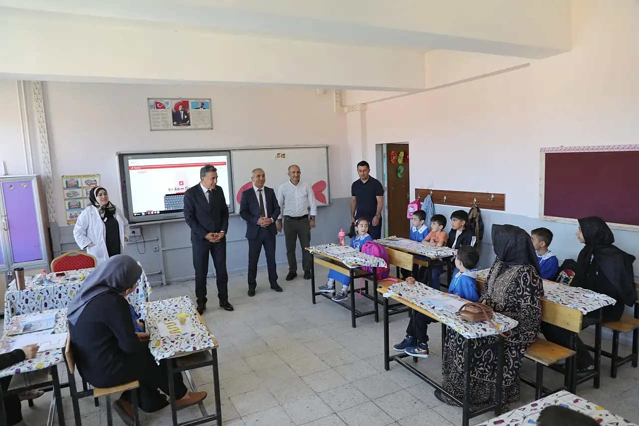 Ağrı'da miniklerin okul heyecanına Çakan da ortak oldu