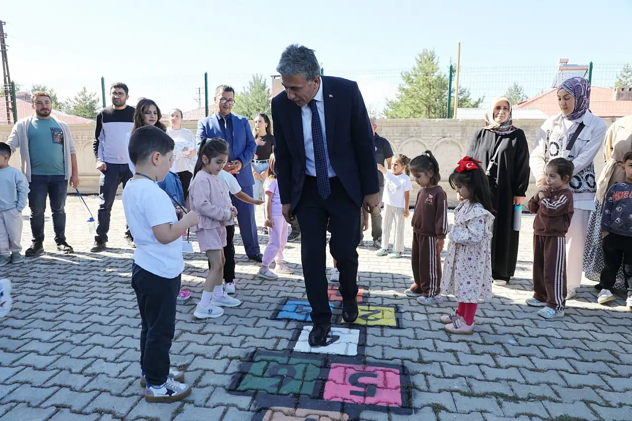 Ağrı'da miniklerin okul heyecanına Çakan da ortak oldu