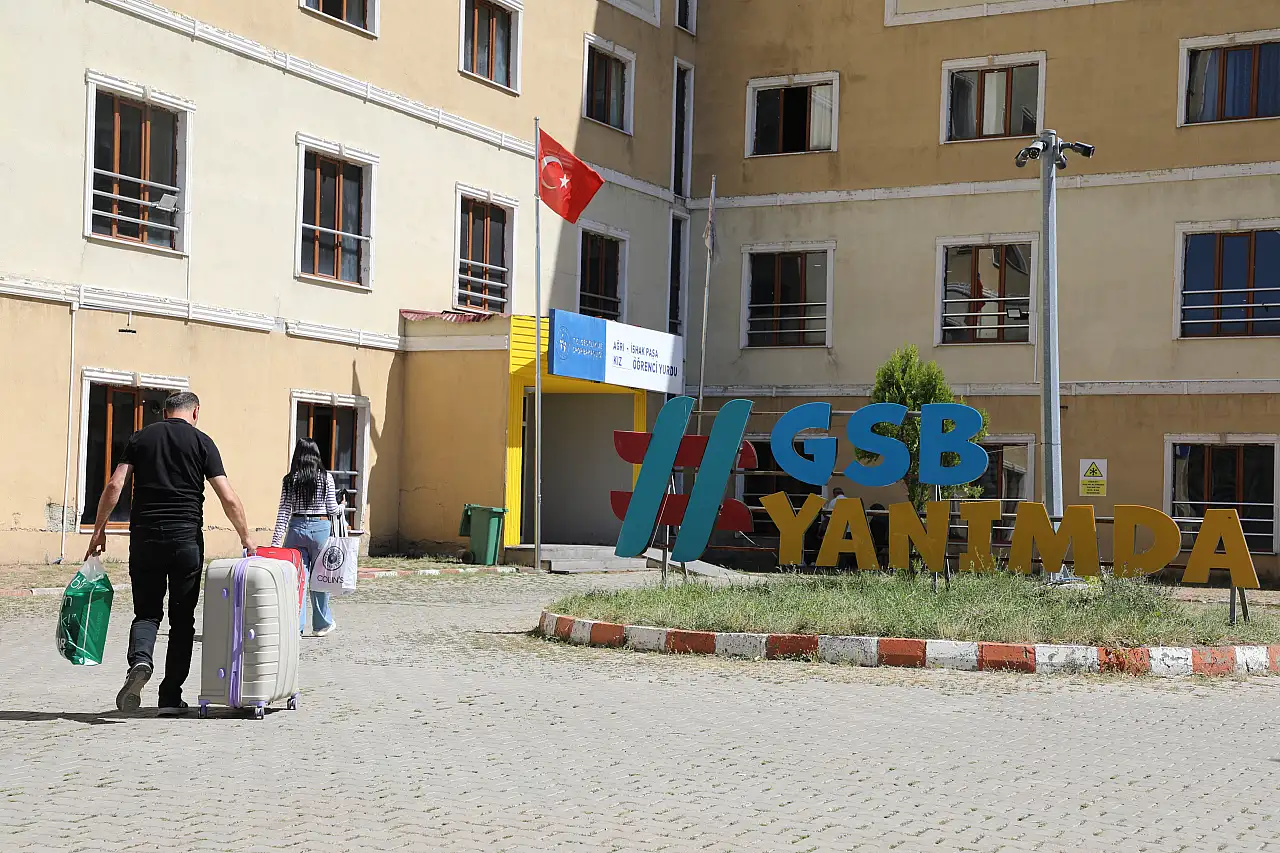 Ağrı'da yurt heyecanı başladı: Üniversiteliler yurtlara yerleşmeye başladı