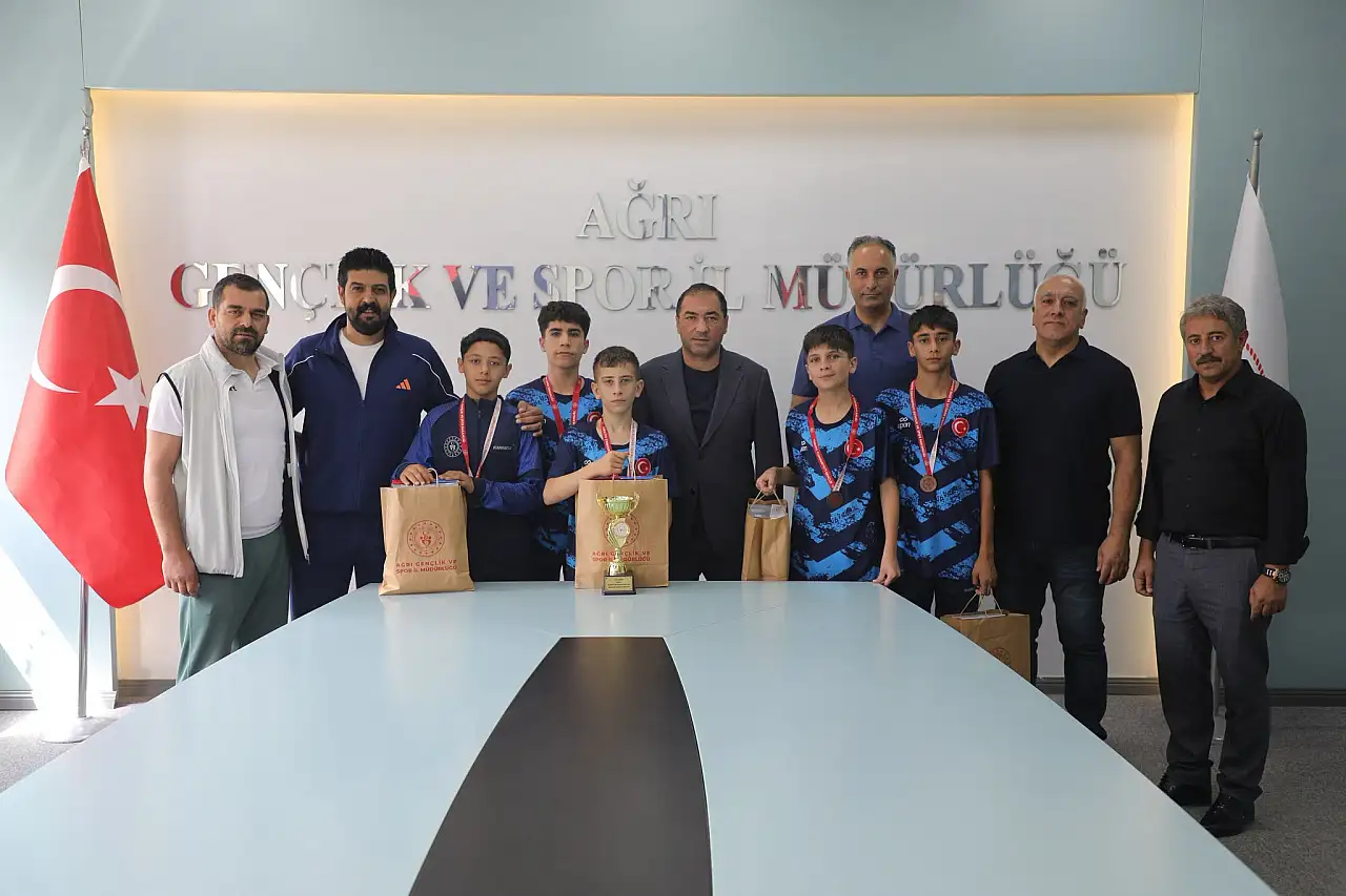 Ağrı'nın badmintoncuları Türkiye üçüncülüğüyle döndü