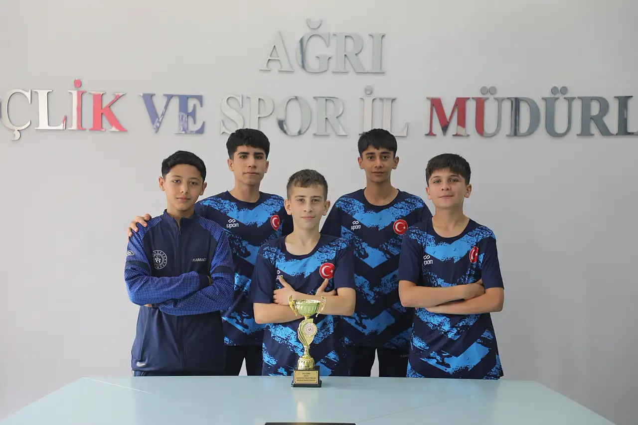 Ağrı'nın badmintoncuları Türkiye üçüncülüğüyle döndü
