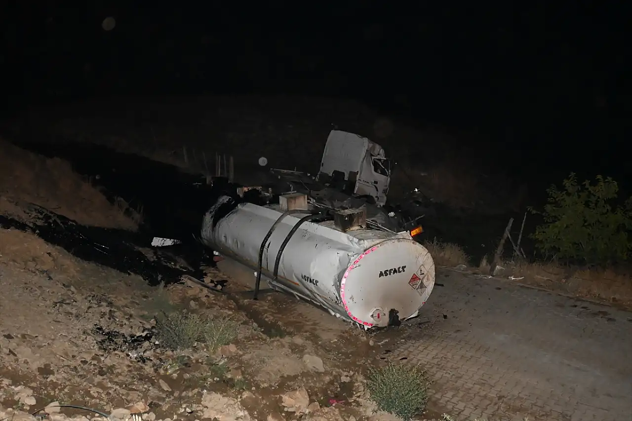 Bitlis'te zift yüklü tanker şarampole devrildi