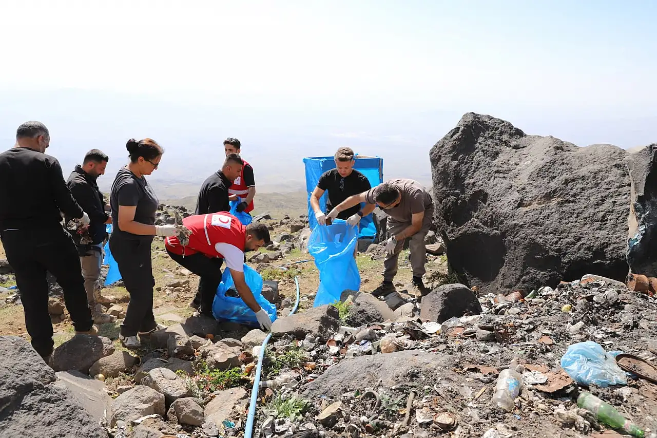 Ağrı Dağı'nda zirve yolunda çevre seferberliği