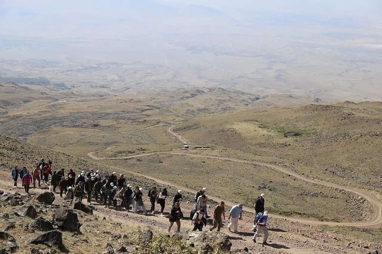 Ağrı Dağı'nda zirve yolunda çevre seferberliği