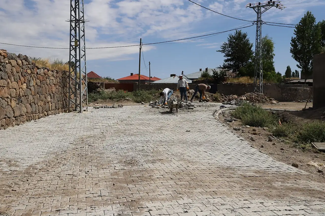 Dalbahçe Köyü 5 bin 500 metrekare parke taşına kavuşuyor