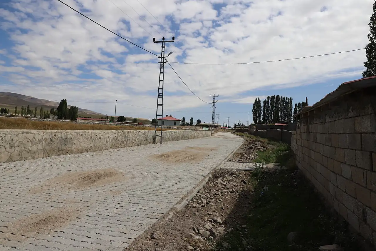 Dalbahçe Köyü 5 bin 500 metrekare parke taşına kavuşuyor