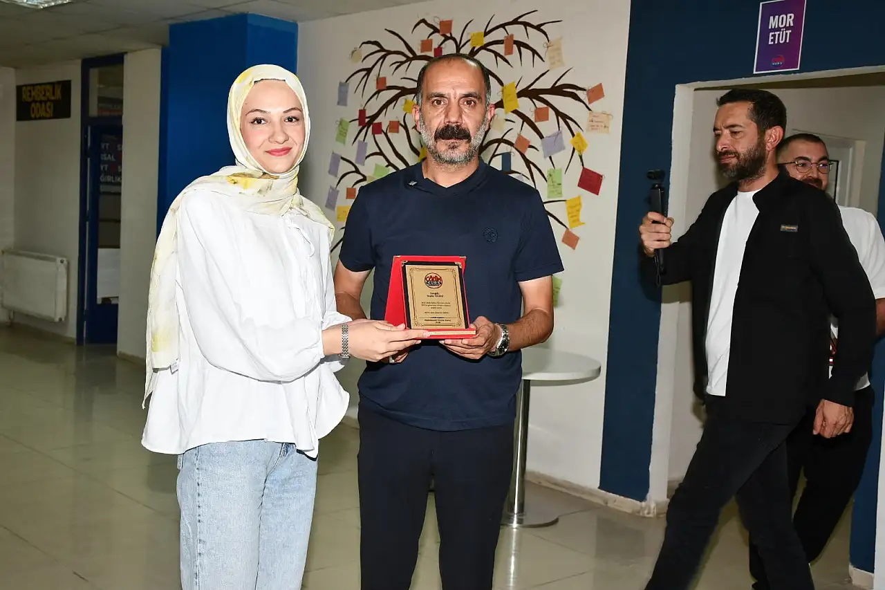 Doğubayazıt'ın başarılı gençleri ödüllerini aldı