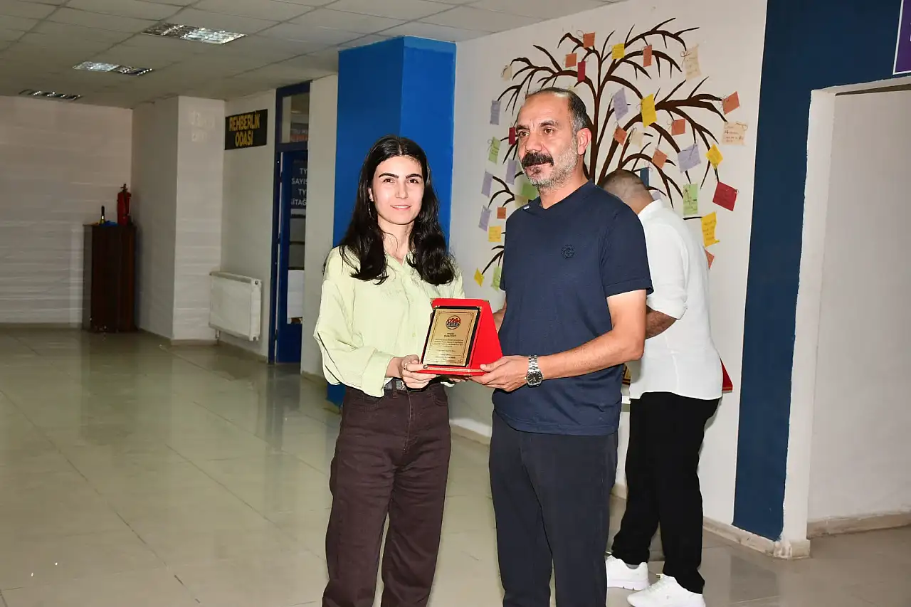 Doğubayazıt'ın başarılı gençleri ödüllerini aldı