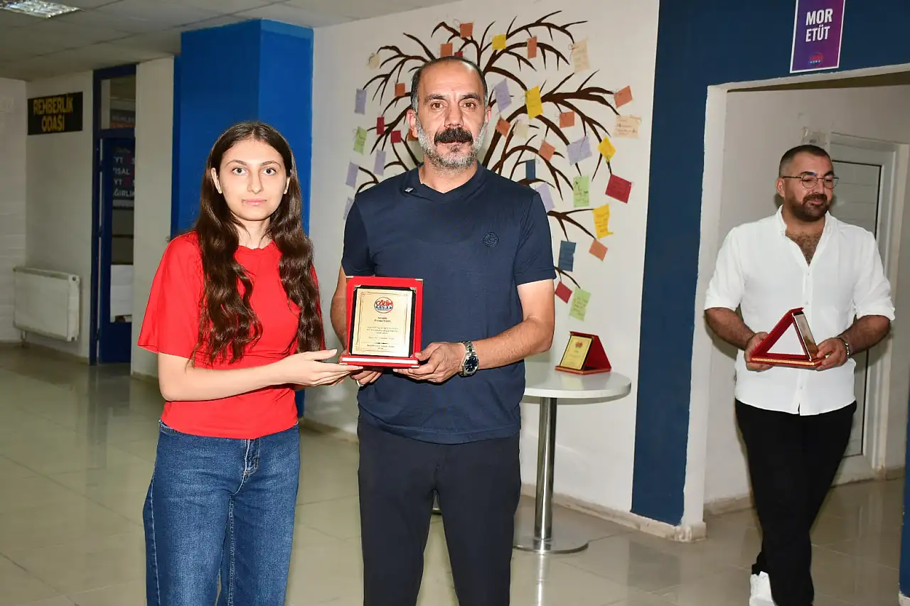 Doğubayazıt'ın başarılı gençleri ödüllerini aldı