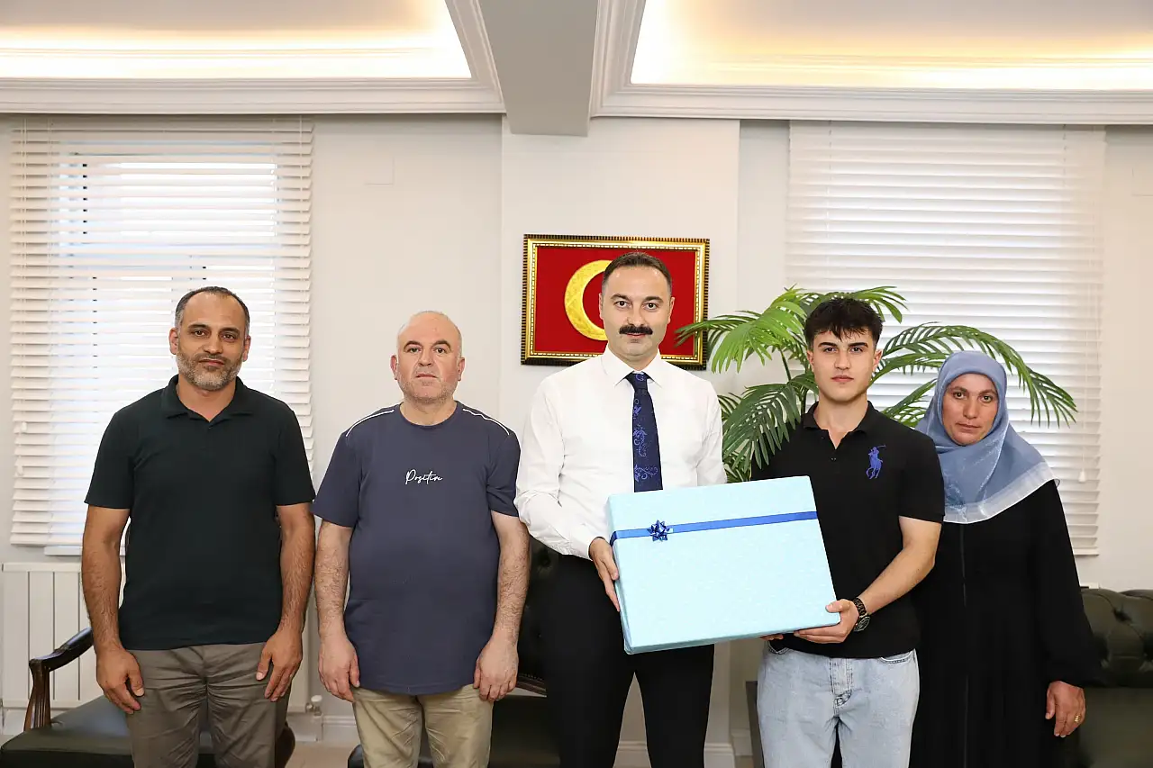 Tıp fakültesini kazanan öğrenciye Kaymakam Ayvat'tan anlamlı destek