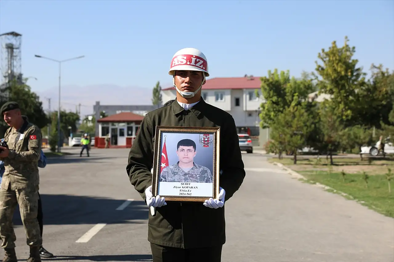 Iğdır'da şehit olan Ziyar Koparan, dualarla Hakkari'ye uğurlandı