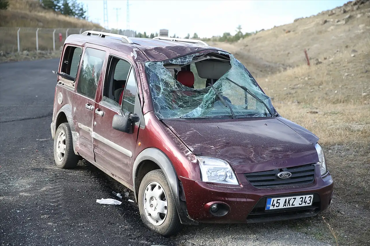 Kars'ta iki araç çarpıştı: 3 kişi yaralandı