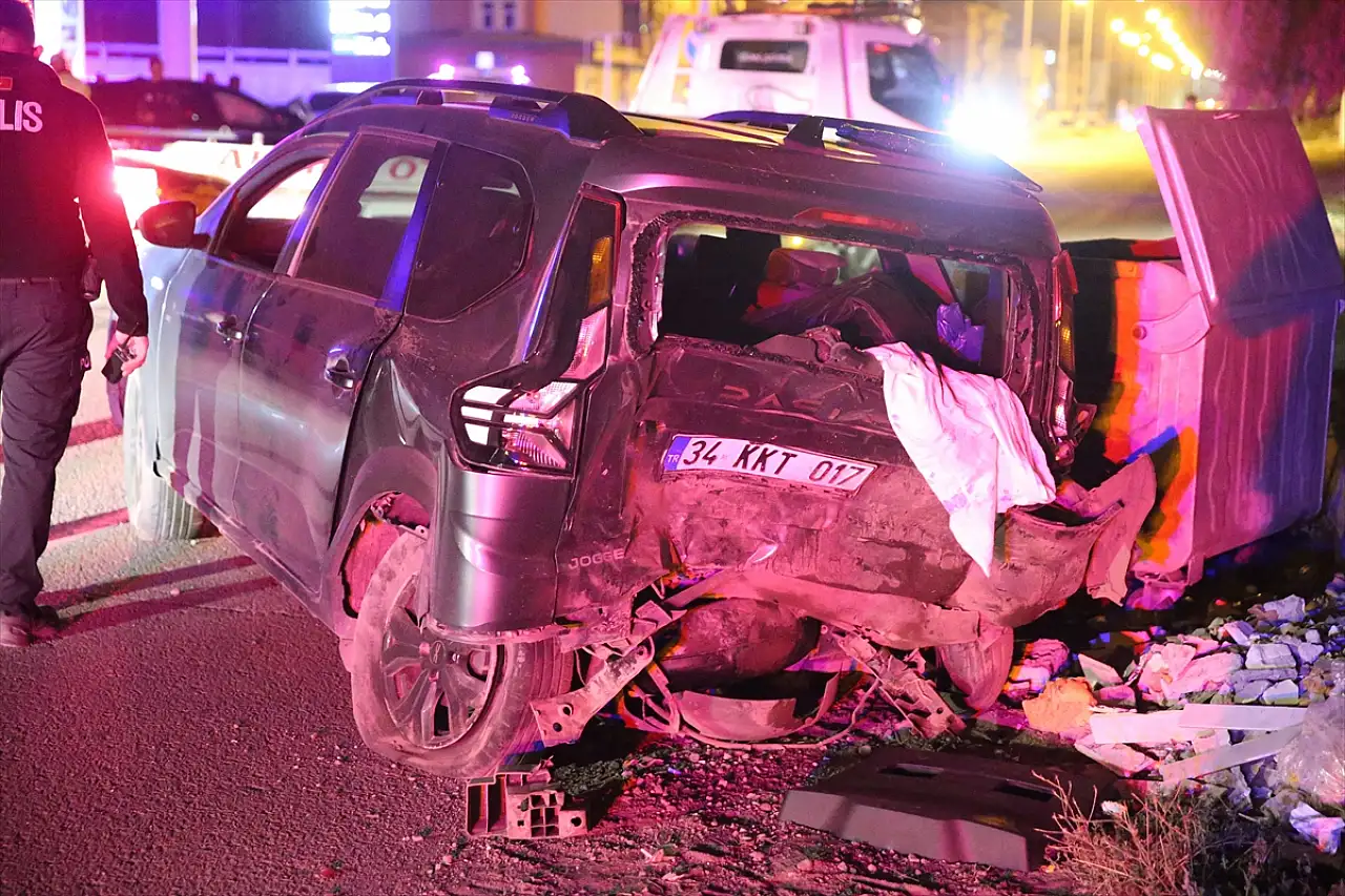 Kars'ta iki otomobil çarpıştı: 4 kişi hastaneye kaldırıldı