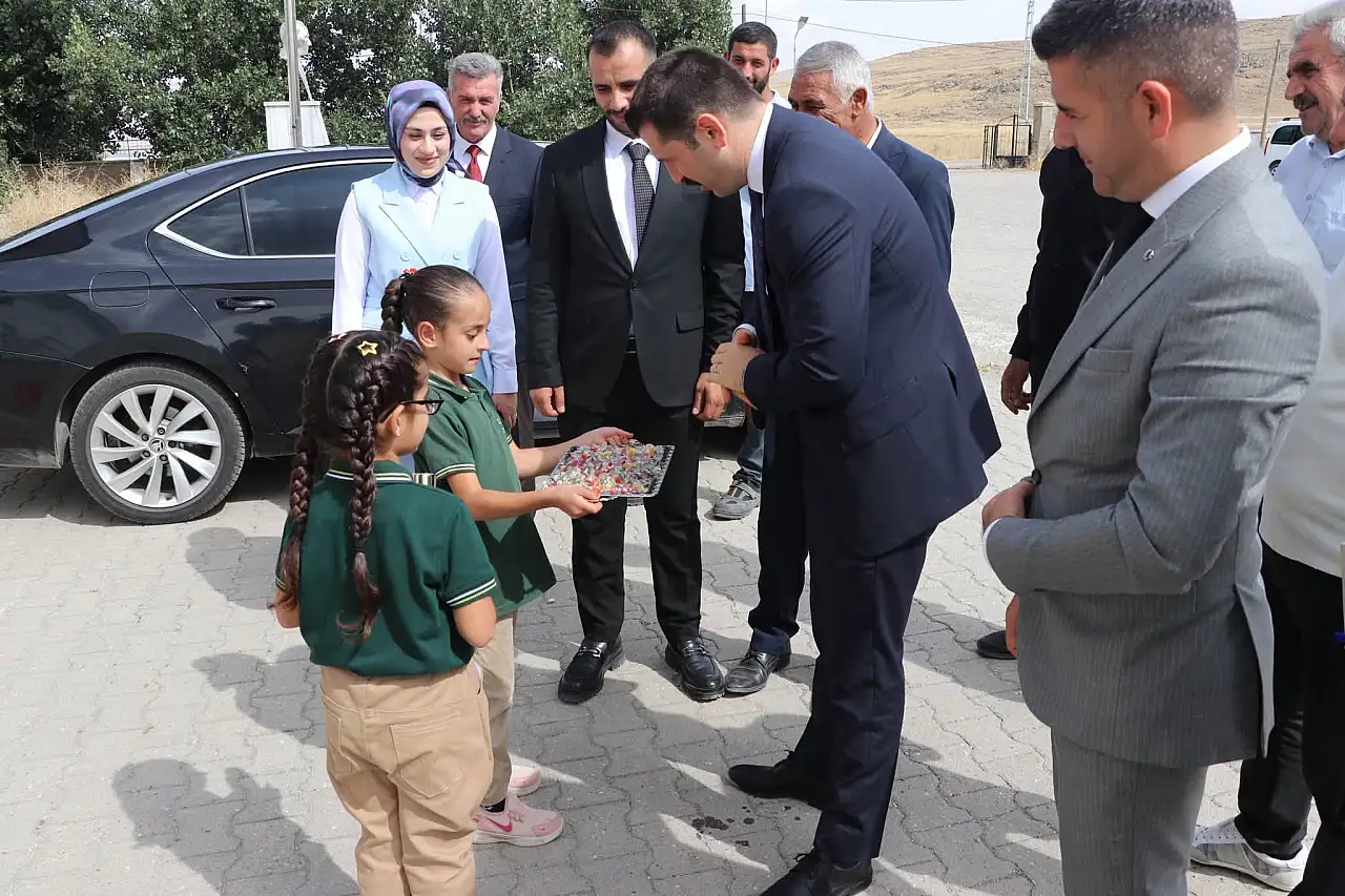 Kaymakam Coşkun Dorukdibi'nde öğrencilerin sıralarına konuk oldu