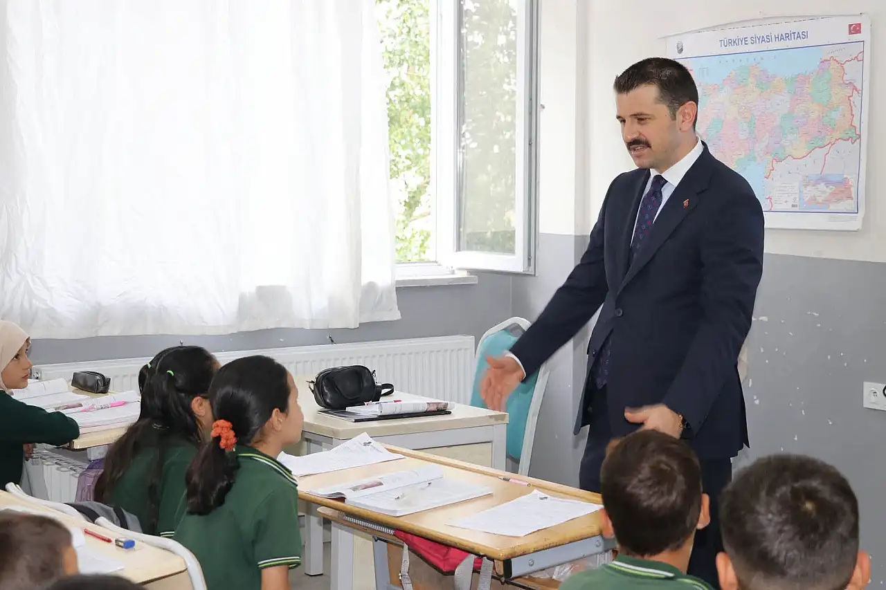 Kaymakam Coşkun Dorukdibi'nde öğrencilerin sıralarına konuk oldu