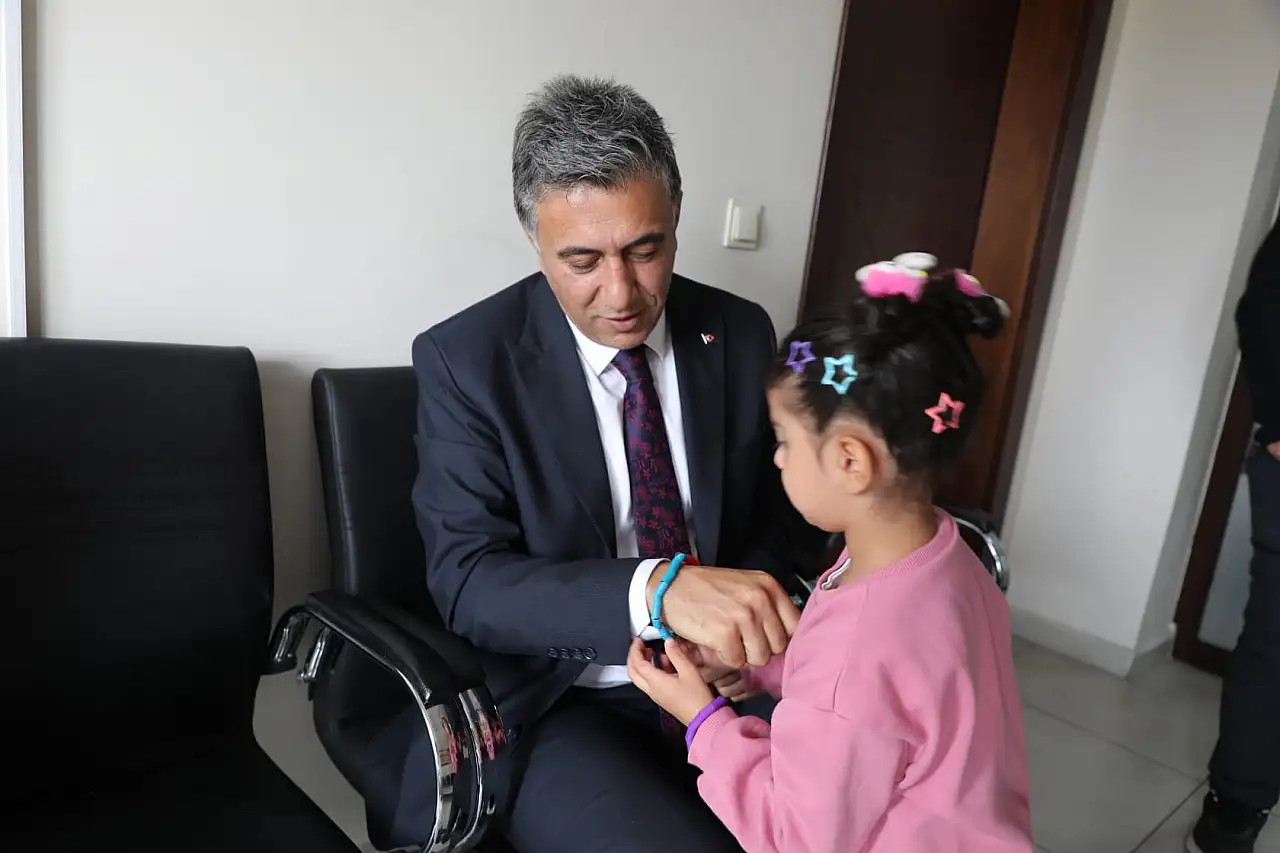 Ağrı'da minik Hümeyra makam koltuğuna oturarak müdür Çakan'a sürpriz yaptı!