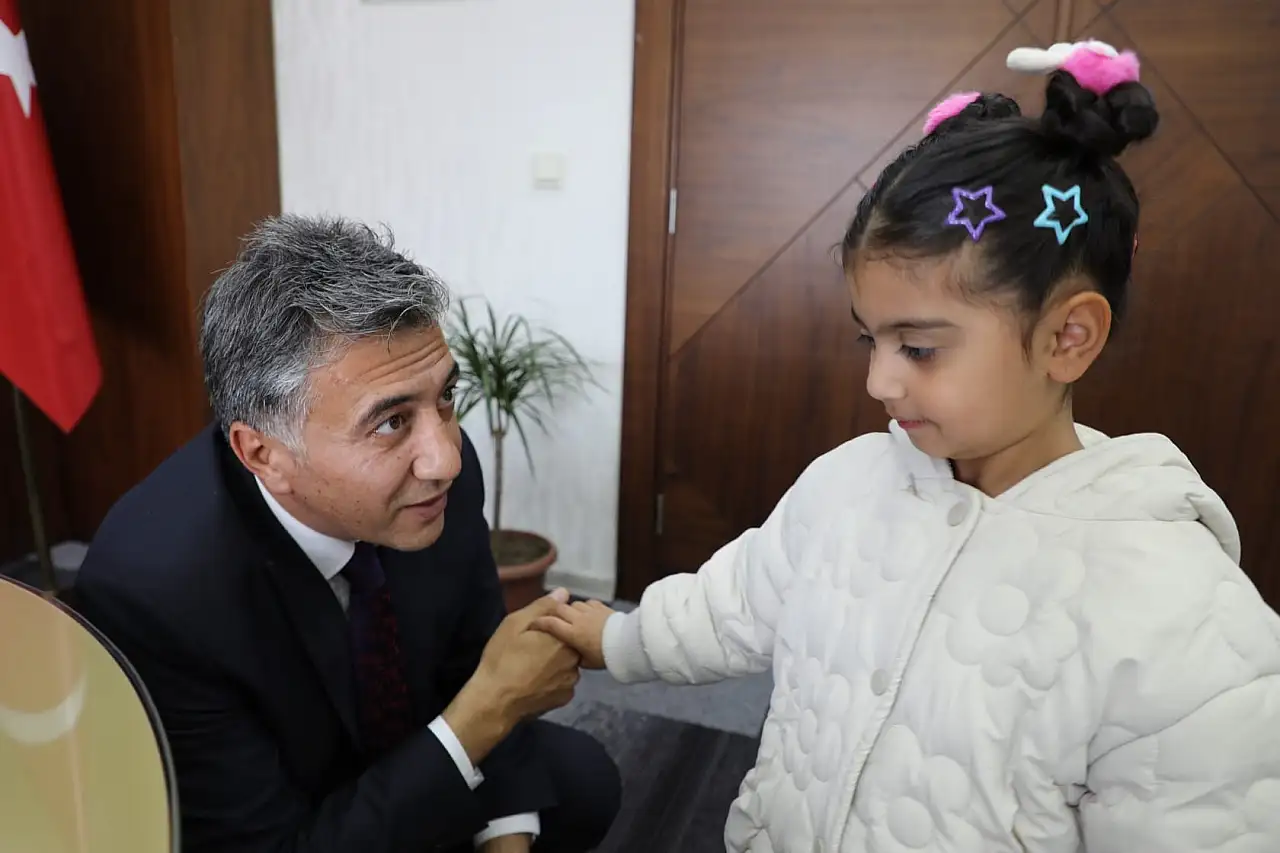 Ağrı'da minik Hümeyra makam koltuğuna oturarak müdür Çakan'a sürpriz yaptı!