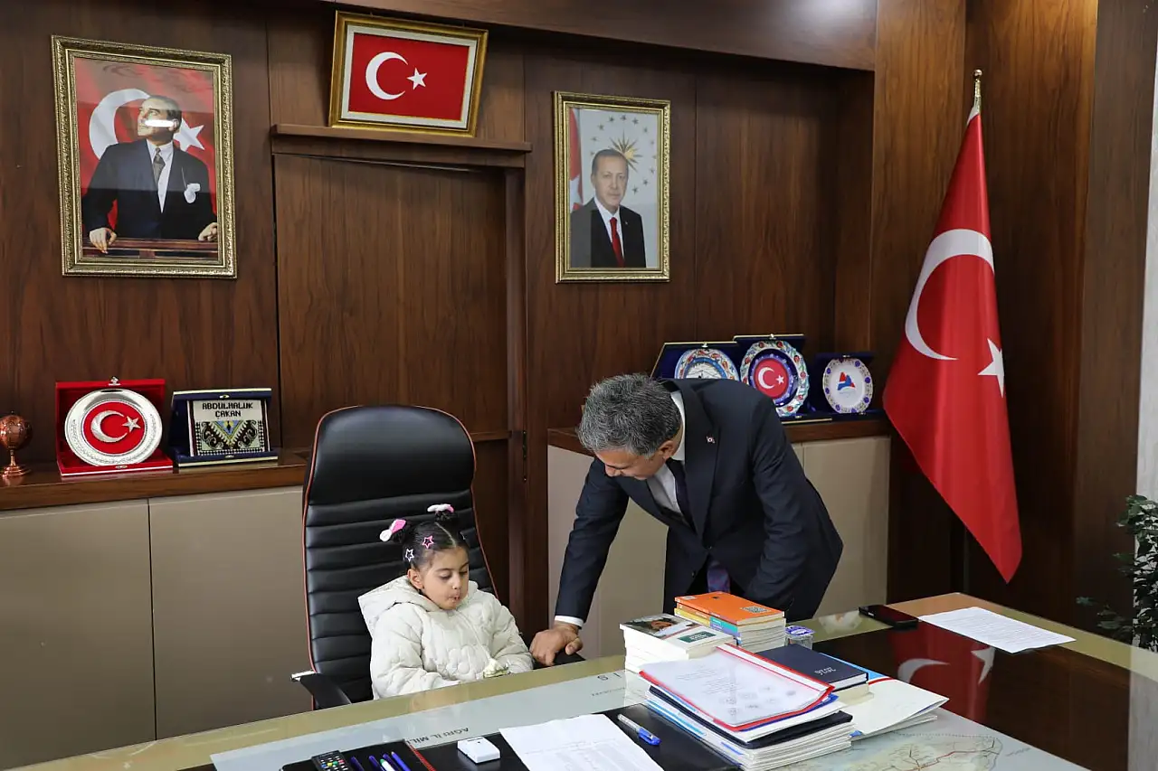 Ağrı'da minik Hümeyra makam koltuğuna oturarak müdür Çakan'a sürpriz yaptı!