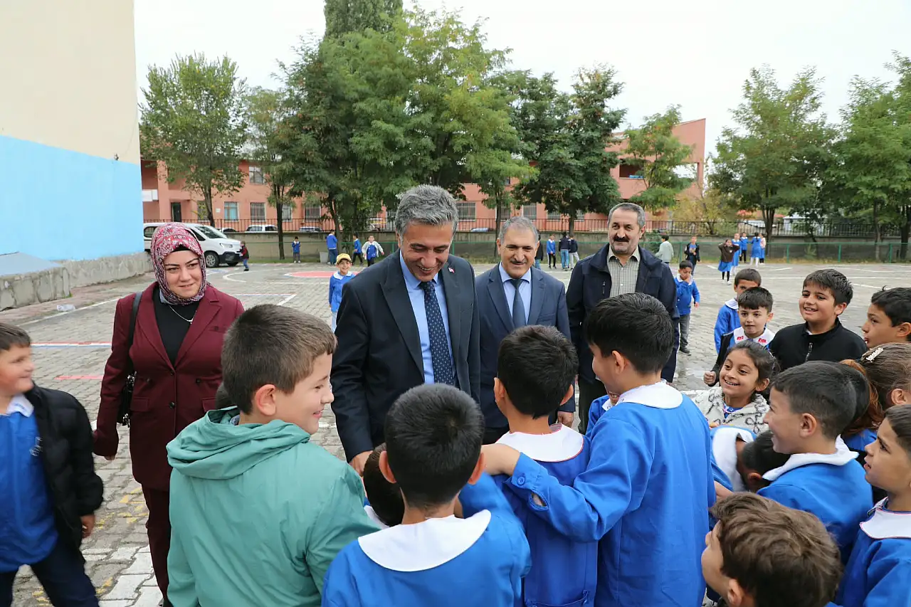 Çakan'dan Ağrılı öğrencilere mesaj: 'Kendinize inanın'