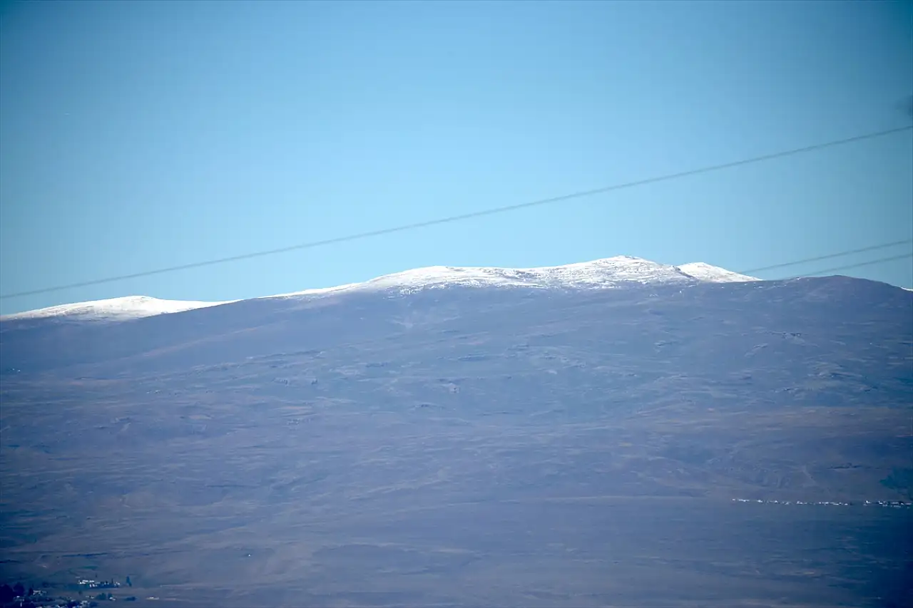 Kars'ın yüksek kesimleri beyaza büründü