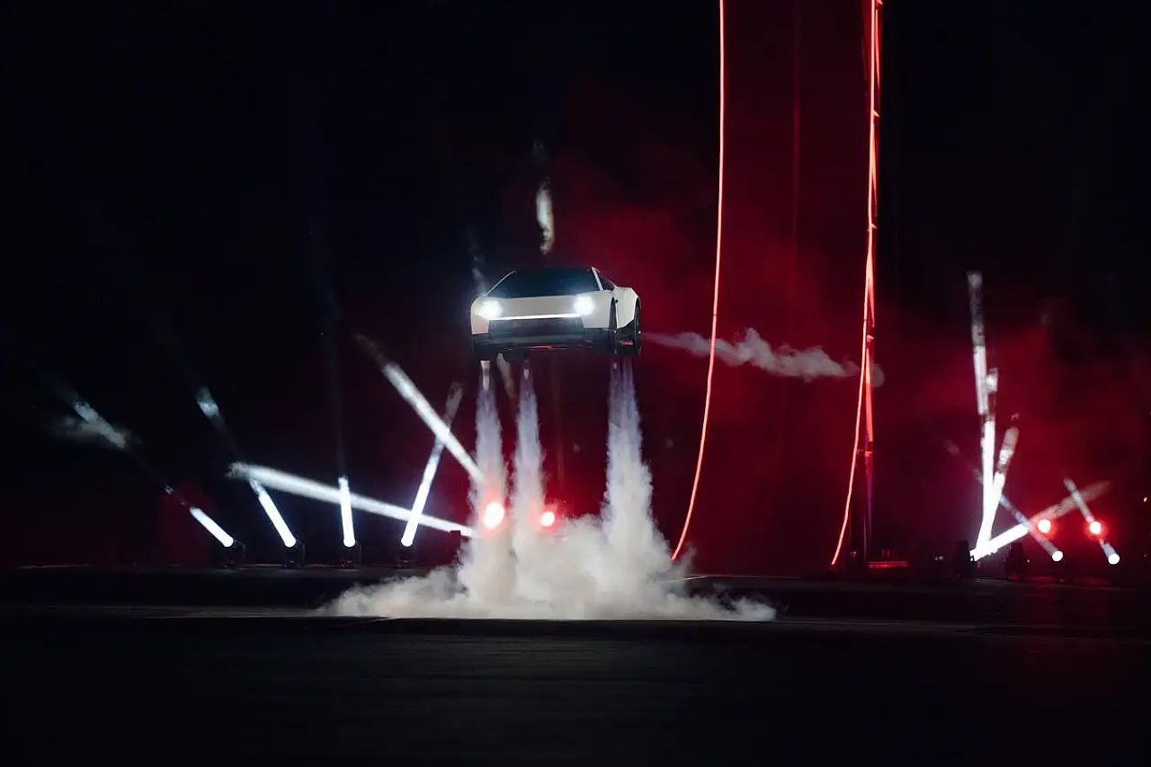 Tesla'nın yeni Roadster modeli uçuş gösterisiyle gündeme geldi