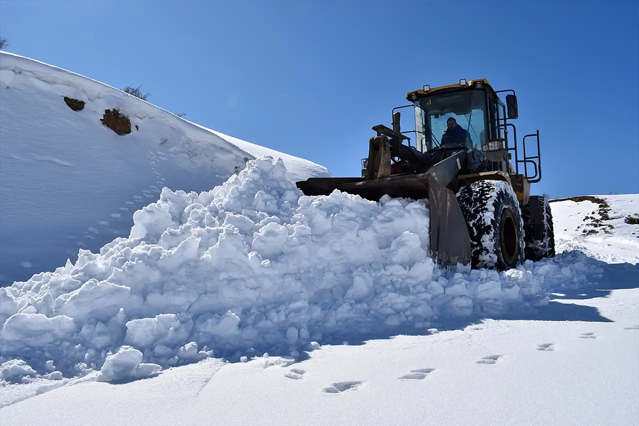 Bitlis'te kar yağışı sonrası köy yollarında seferberlik