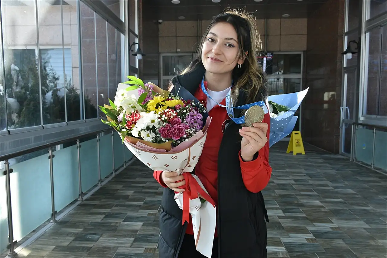 Avrupa ikincisi milli atıcı Damla Köse, Erzurum'da çiçeklerle karşılandı