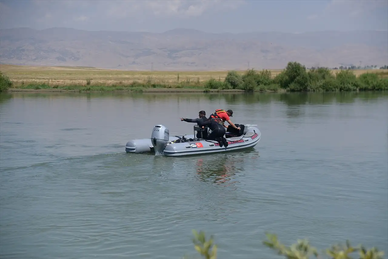 Muş'ta Murat Nehri'ne düşen 10 yaşındaki Berat'ı arama çalışmaları devam ediyor